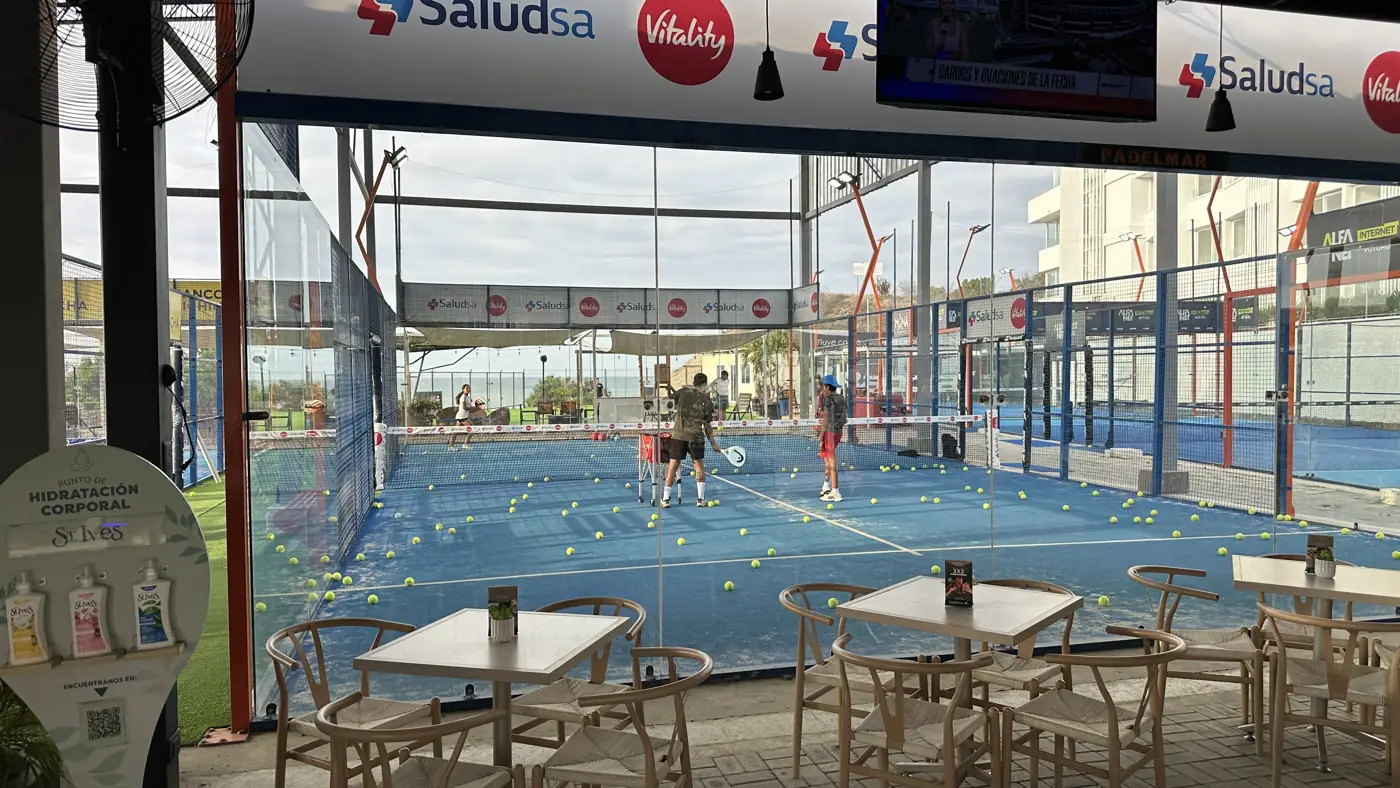 Cancha de padel vista desde las mesas de Murika