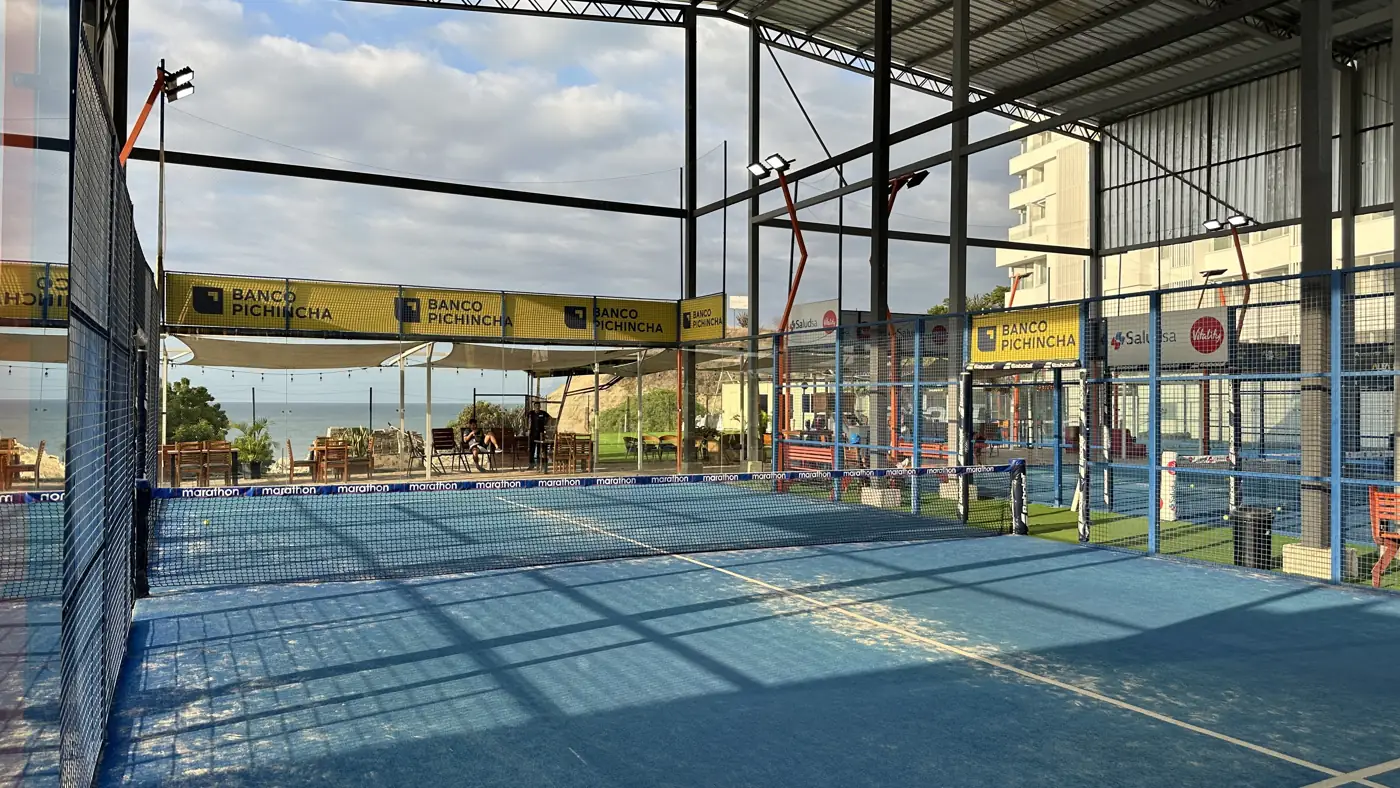 Cancha de padel de Padelmar con el jardín y el mar al fondo