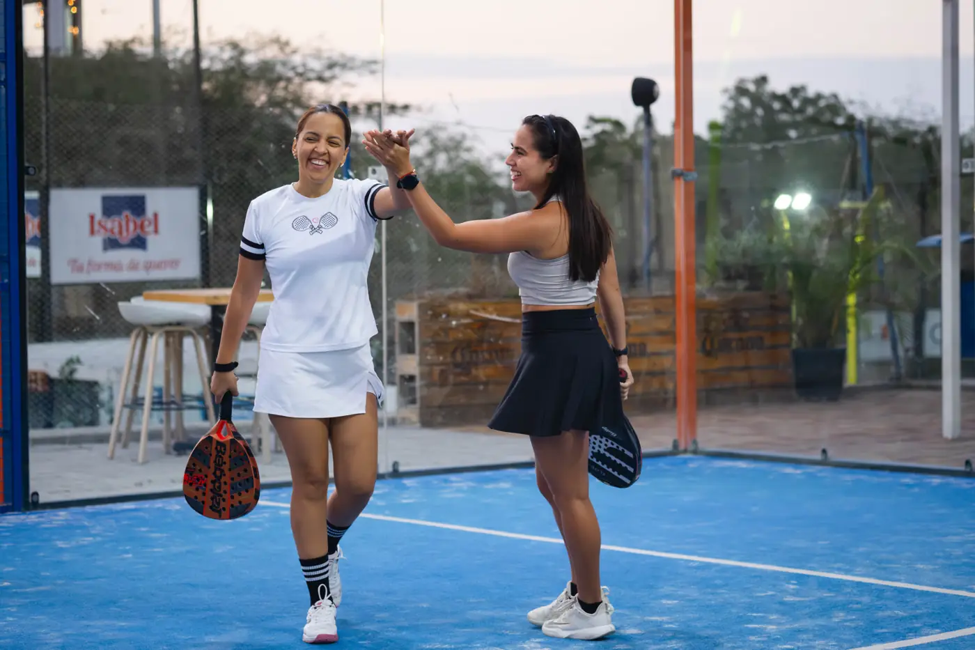 Dos jugadoras chocando las manos al final de un punto