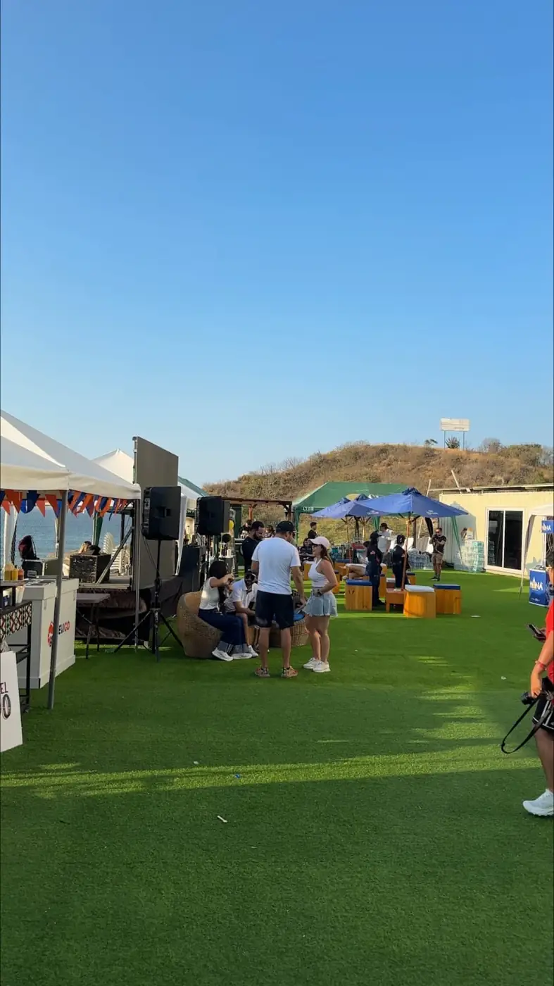 Carpas, tarima y césped durante un evento de día en Padelmar Gardens
