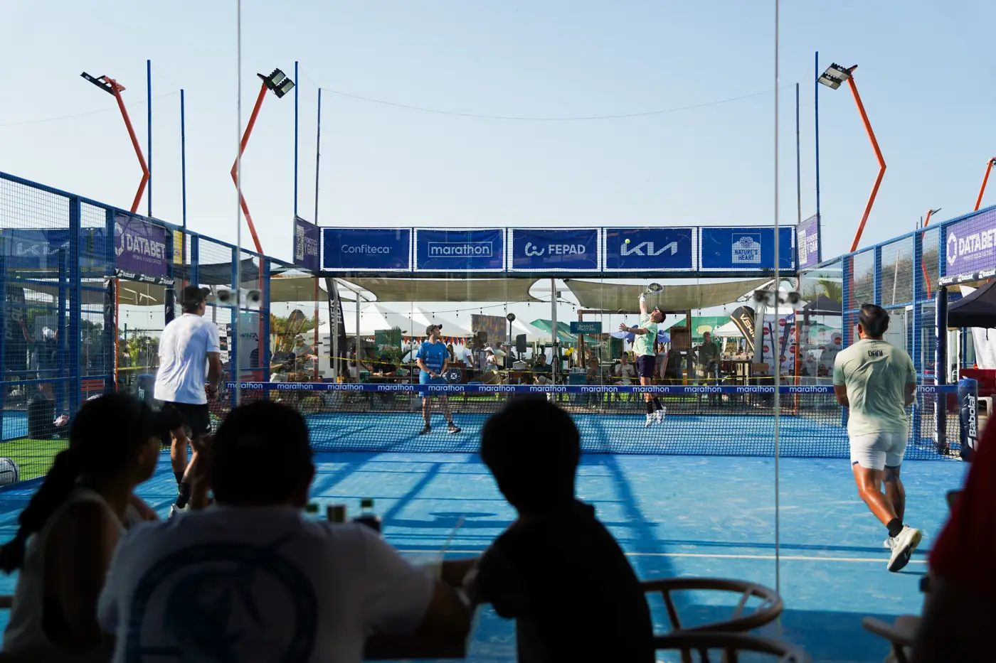 Partido de un torneo FEPAD visto desde las mesas, con el público alrededor de la cancha