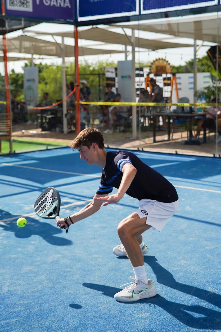 Joven jugador a punto de golpear la pelota durante un torneo