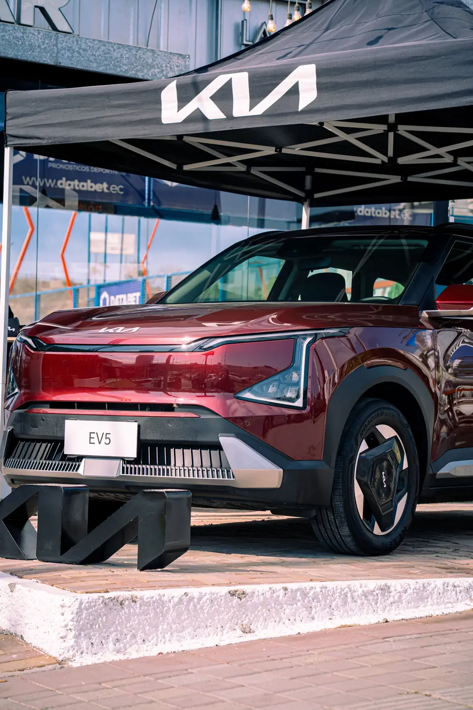 Exhibición del KIA EV5 bajo una carpa de KIA frente a la entrada de Padelmar