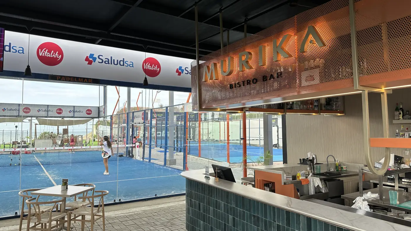 Murika Bistro Bar con una cancha de padel al fondo