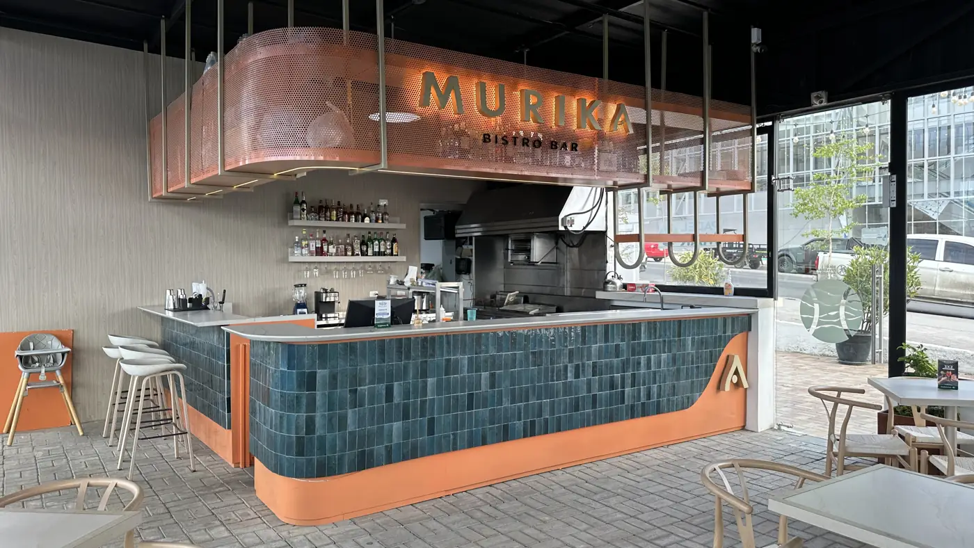 Barra de Murika Bistro Bar con azulejos azules y detalles en cobre