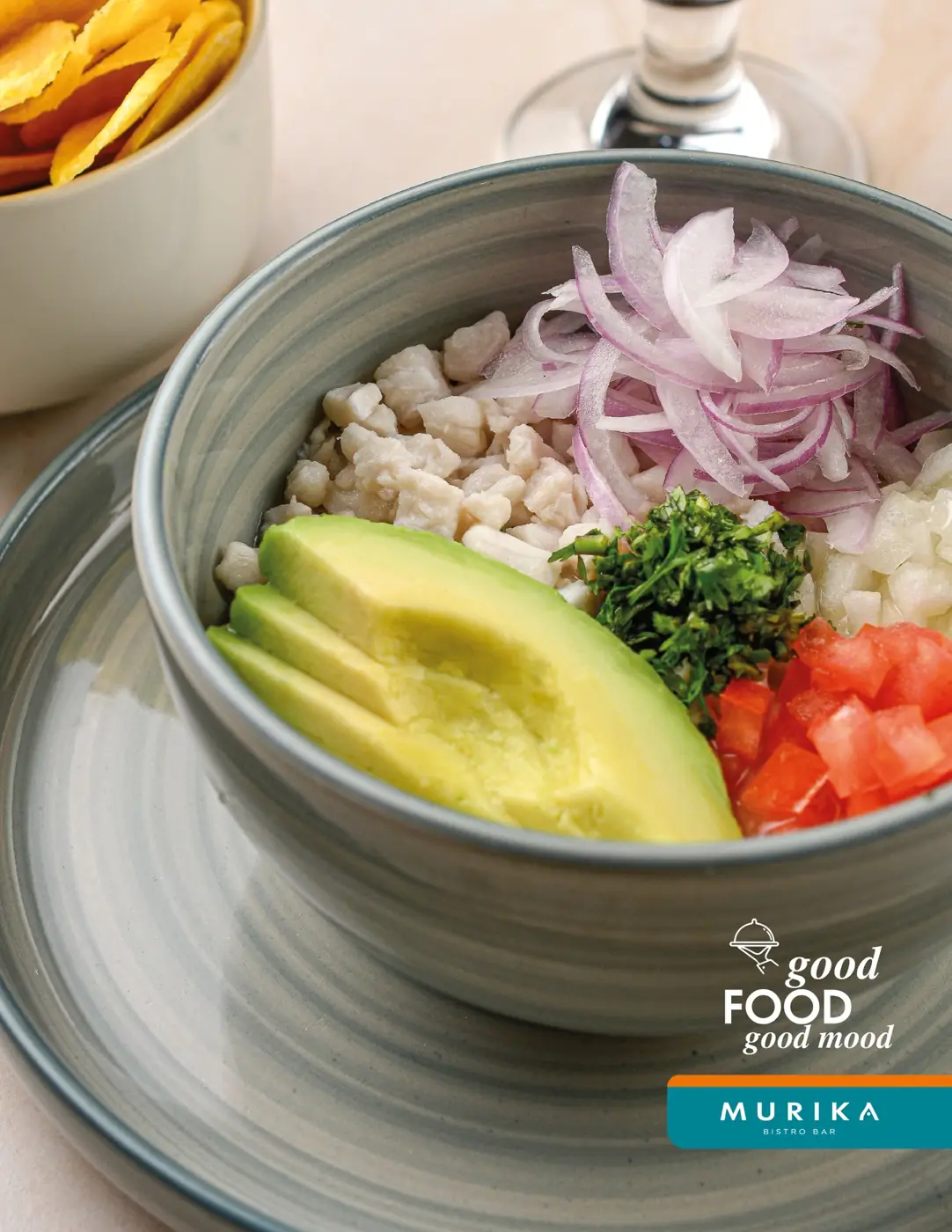 Ceviche con aguacate, cebolla morada, tomate y chifles en Murika