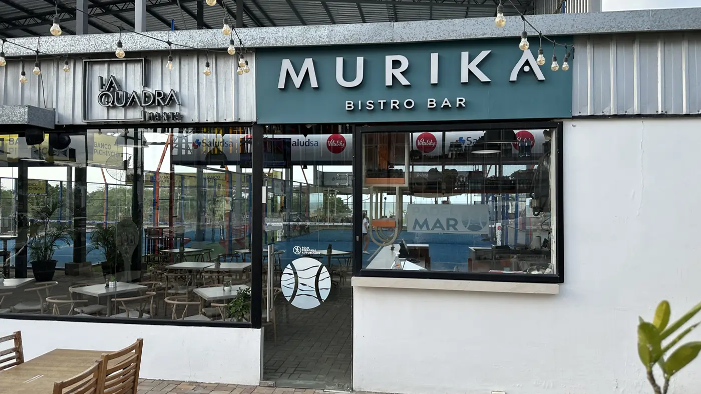Entrada de Murika Bistro Bar junto a La Quadra