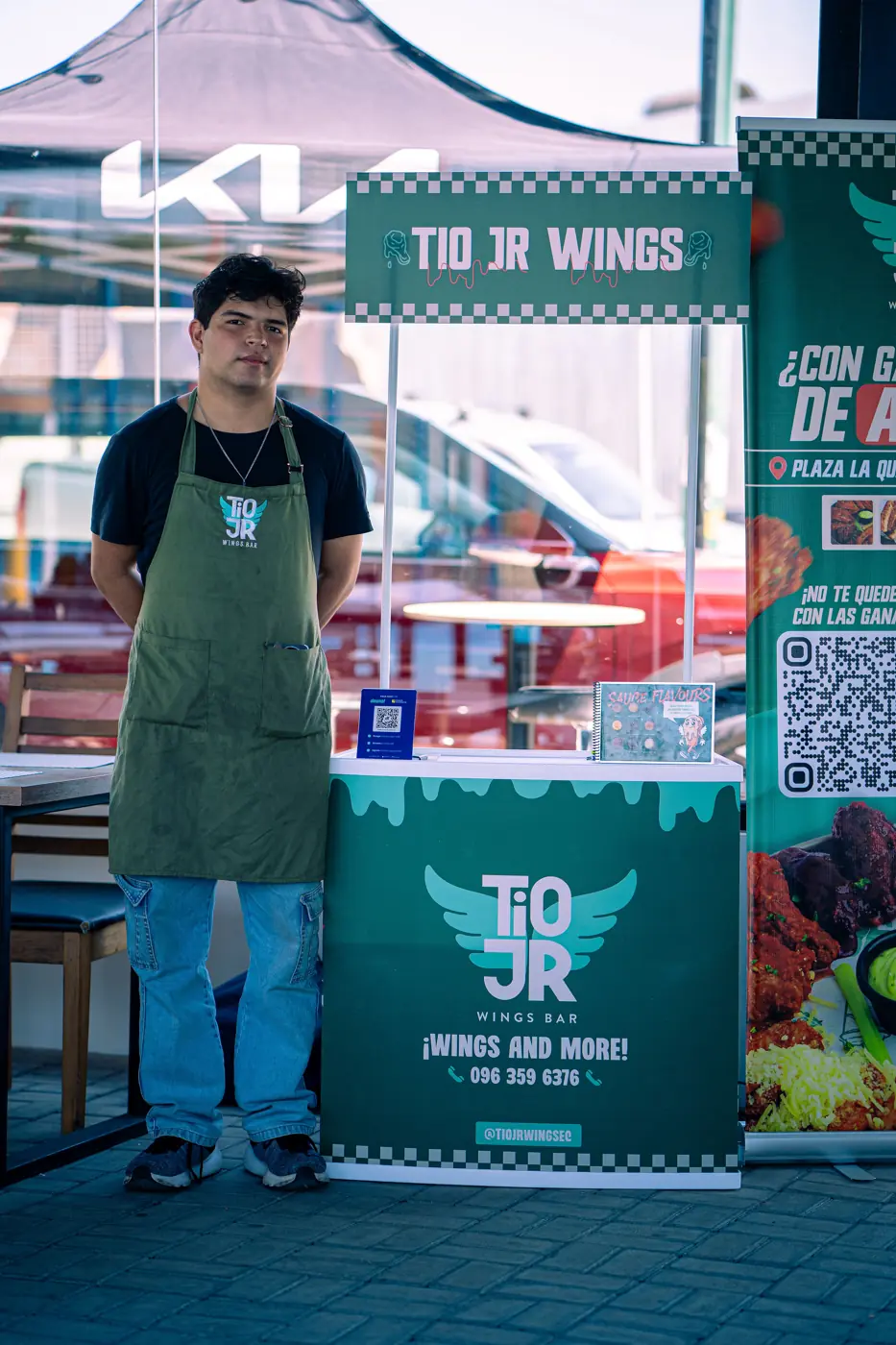 Stand de Tio JR Wings con su vendedor durante un evento en Padelmar