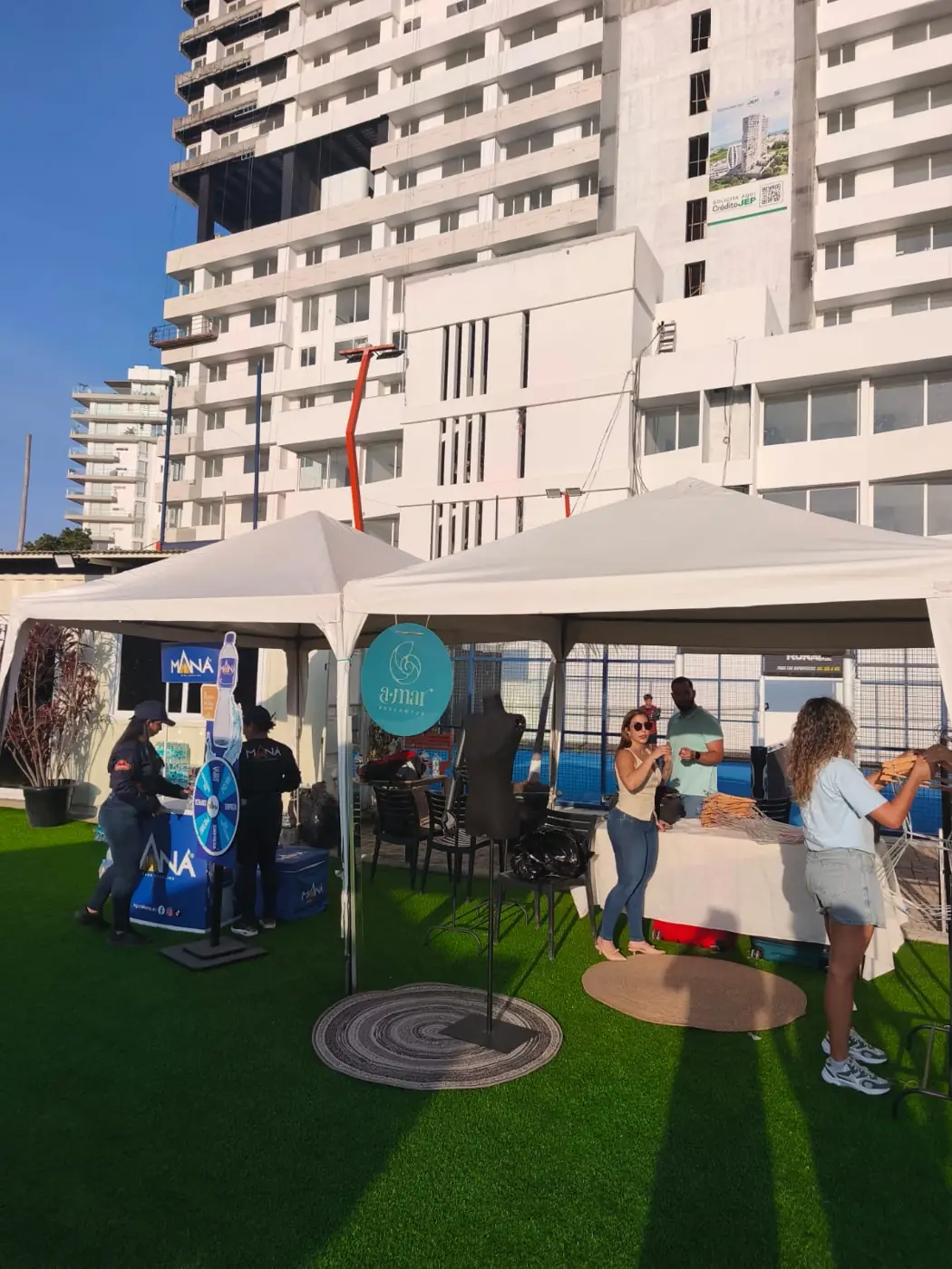 Carpas con stands de marcas durante un evento en el jardín