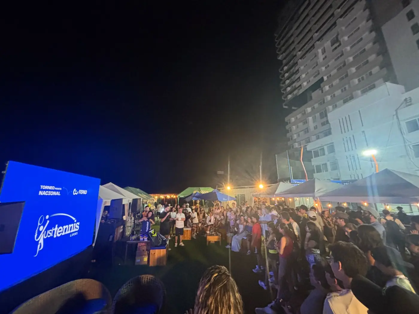Público reunido de noche en un torneo en Padelmar Gardens