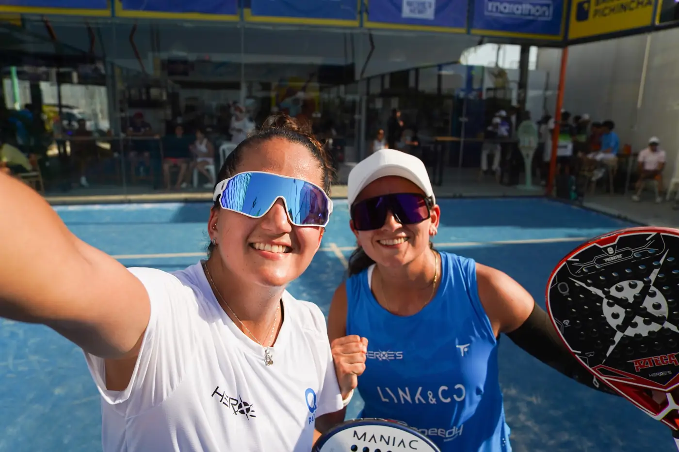 Dos jugadoras sonriendo en un selfie durante un torneo